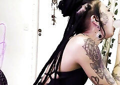 Fazendo garganta profunda e gozando gostoso. Caroleta Roots