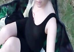Blonde Amateur Gets Facialized Outdoors by the Road